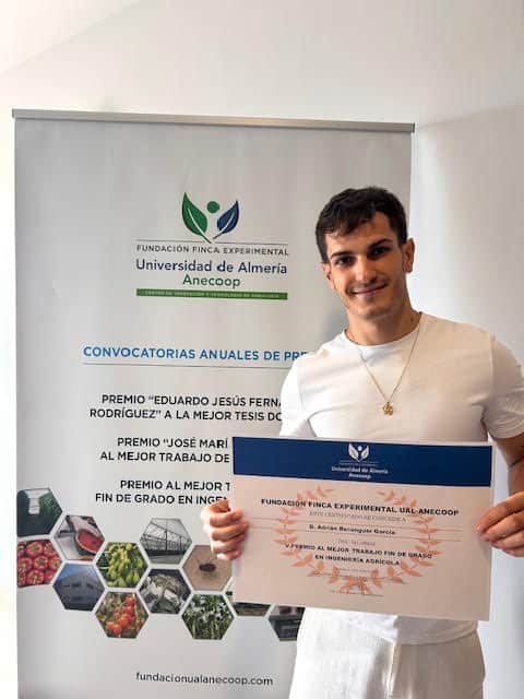 Adrián Berenguer García, galardonado con el premio al mejor Trabajo Fin de Grado en los V Premios de la Fundación Finca Experimental UAL-ANECOOP